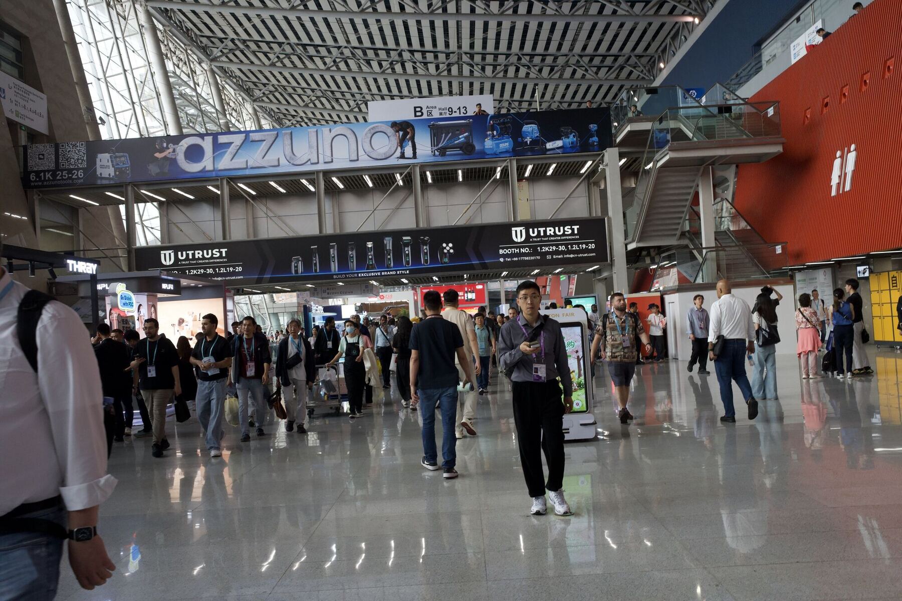 Vista aérea do pavilhão lotado da Canton Fair em Guangzhou, edição de abril 2026