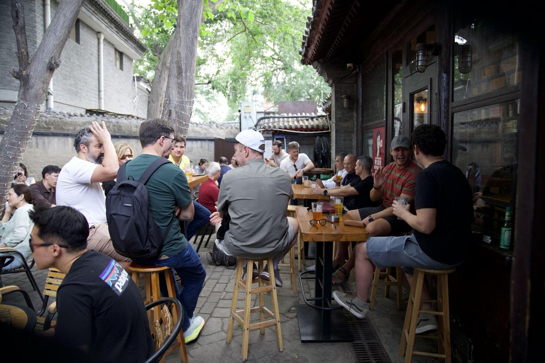 Clientes da Destino China confraternizando em um hutong de Pequim