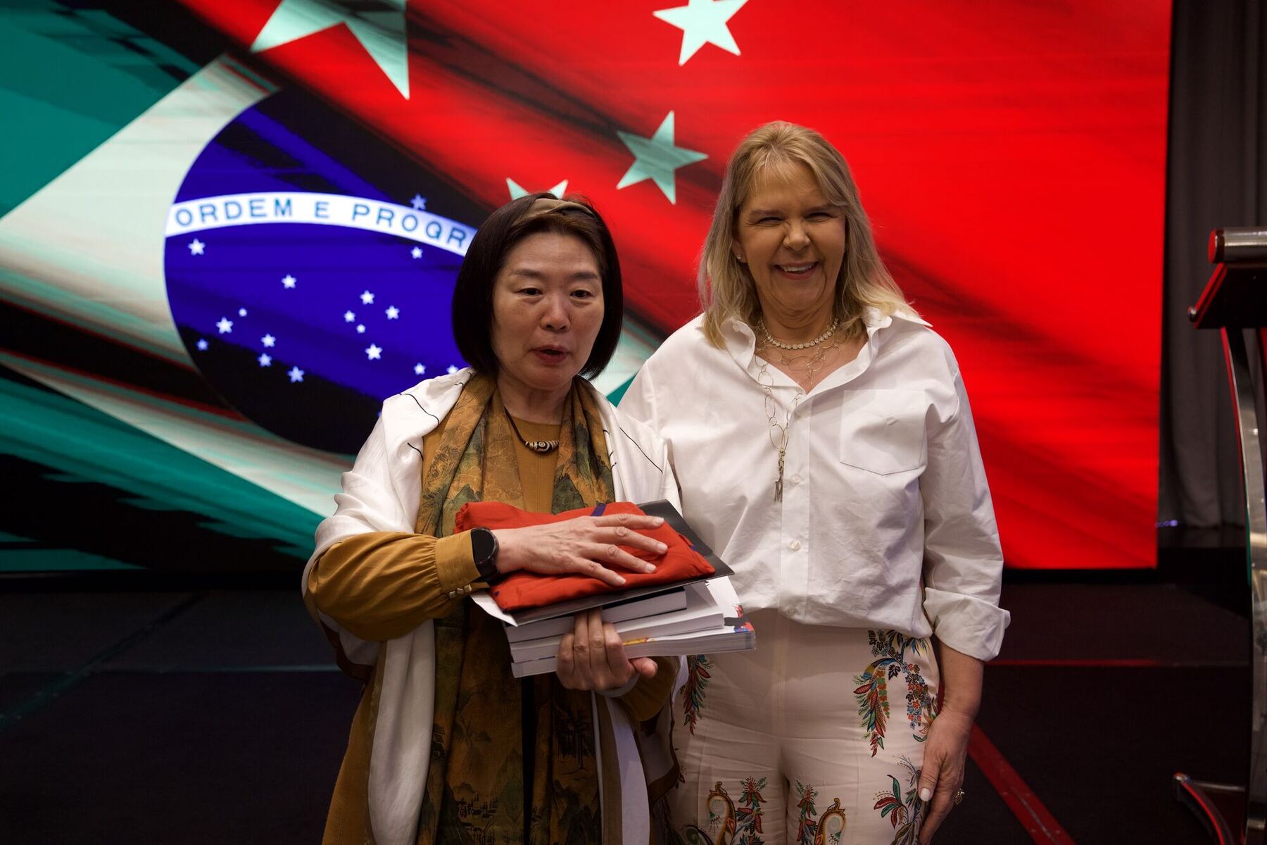 Cerimônia oficial Brasil–China com troca de bandeiras e presentes