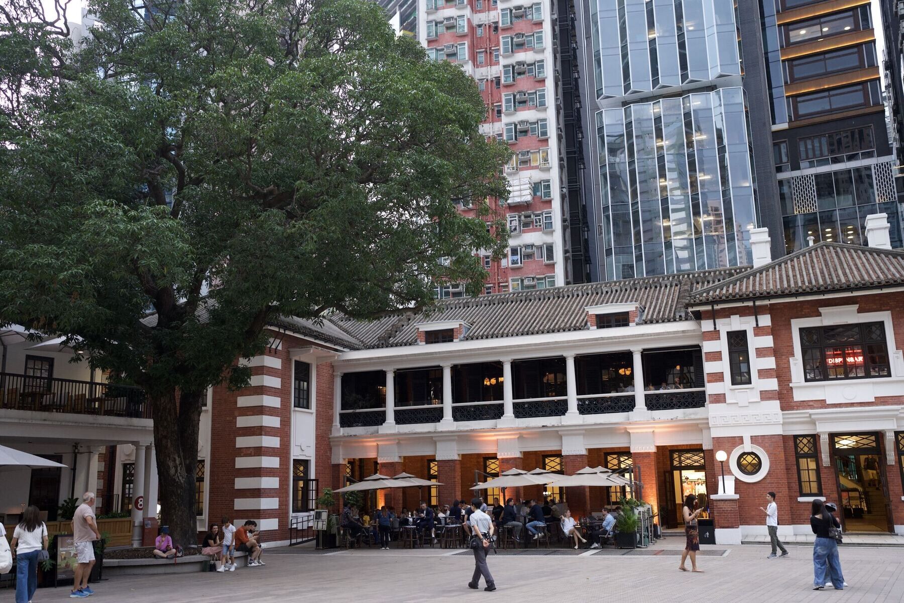 As ruas de Hong Kong — uma das cidades mais conectadas do mundo.