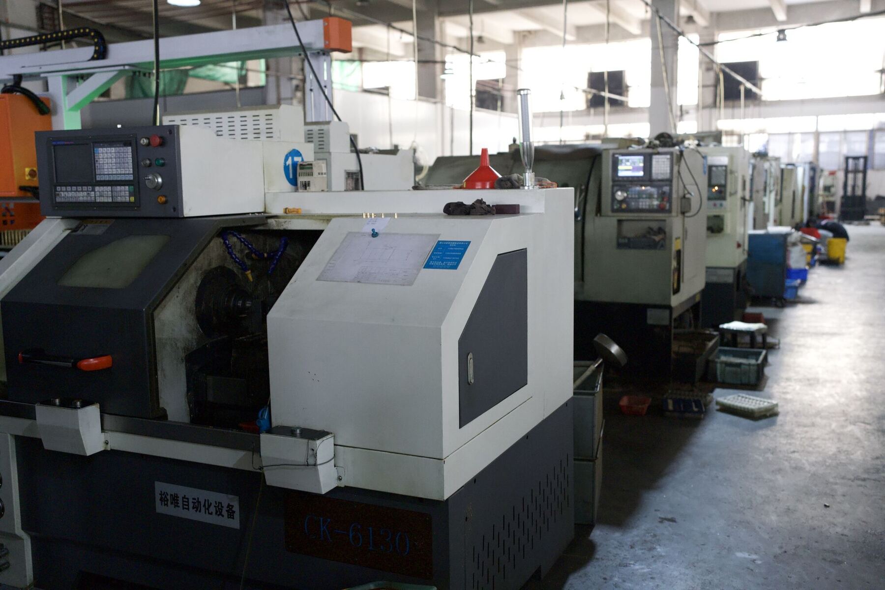 Fileira de tornos CNC em fábrica chinesa visitada pela equipe da Destino China em Guangzhou