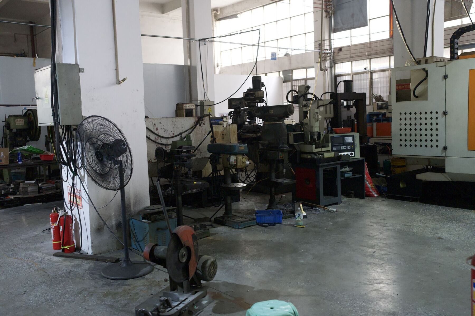 Linha de produção em fábrica chinesa durante auditoria presencial