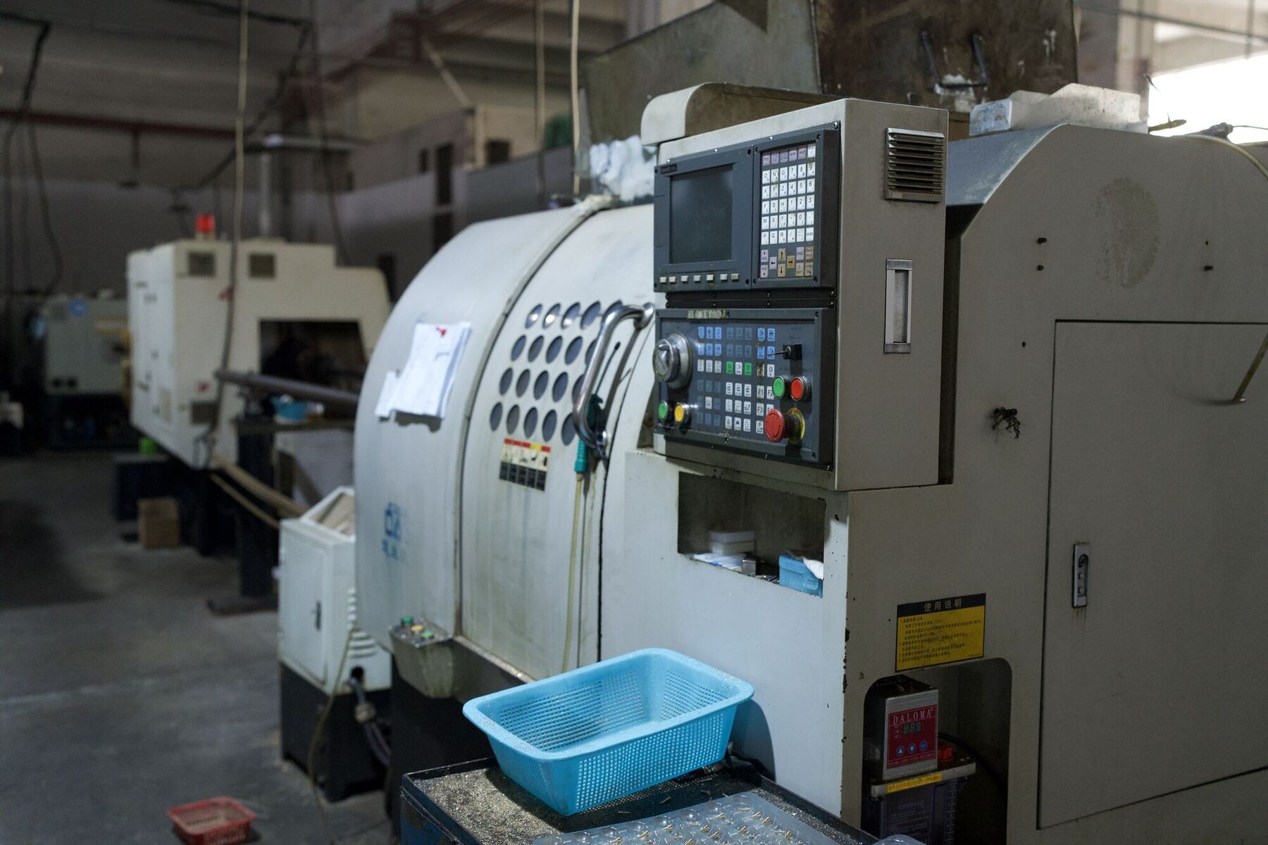 Máquina CNC com painel de controle em fábrica chinesa