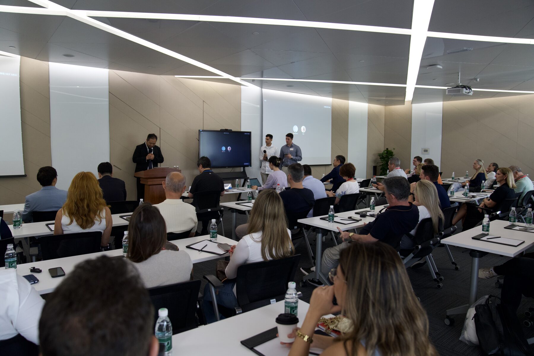 Reunião com o vice-presidente da Tencent durante missão à China