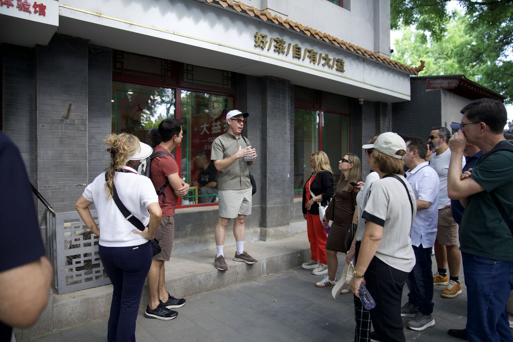 Grupo brasileiro em visita a uma casa de chá tradicional chinesa