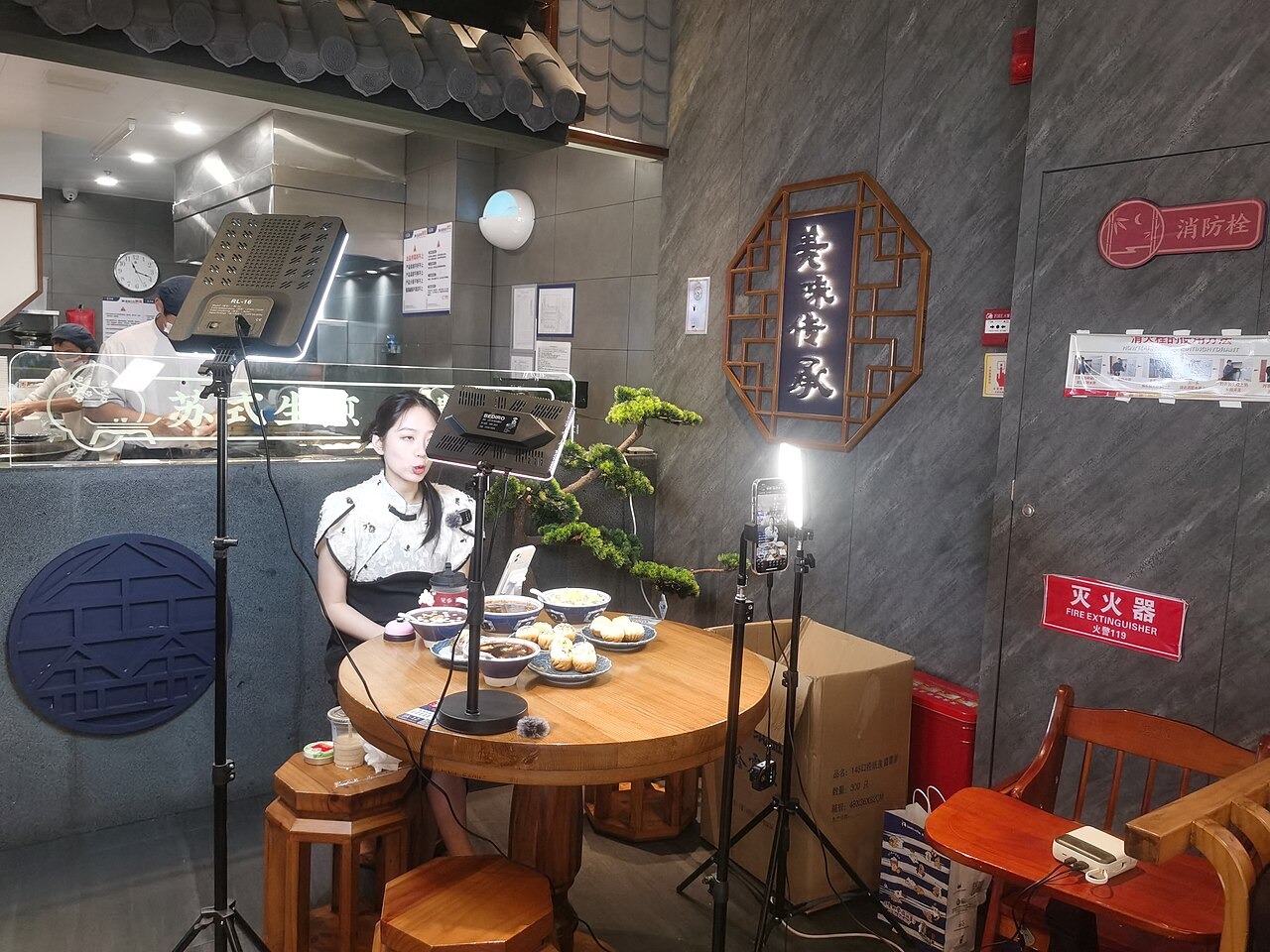 Empresas chinesas vendem ao vivo 24 horas por dia, como se fossem um canal de TV