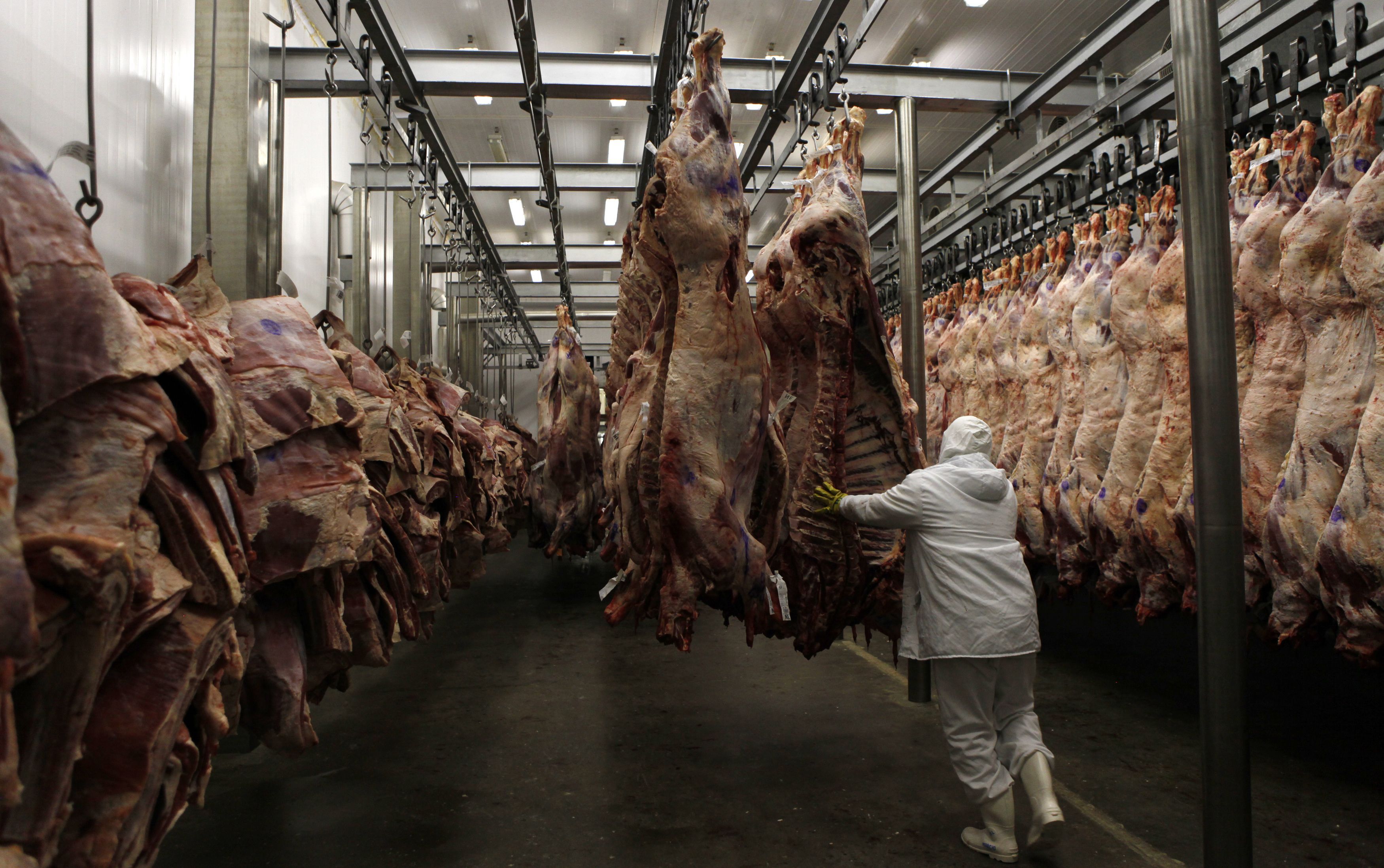 A cota chinesa da carne esgotou: 42 frigoríficos no impacto, férias coletivas e efeito no preço