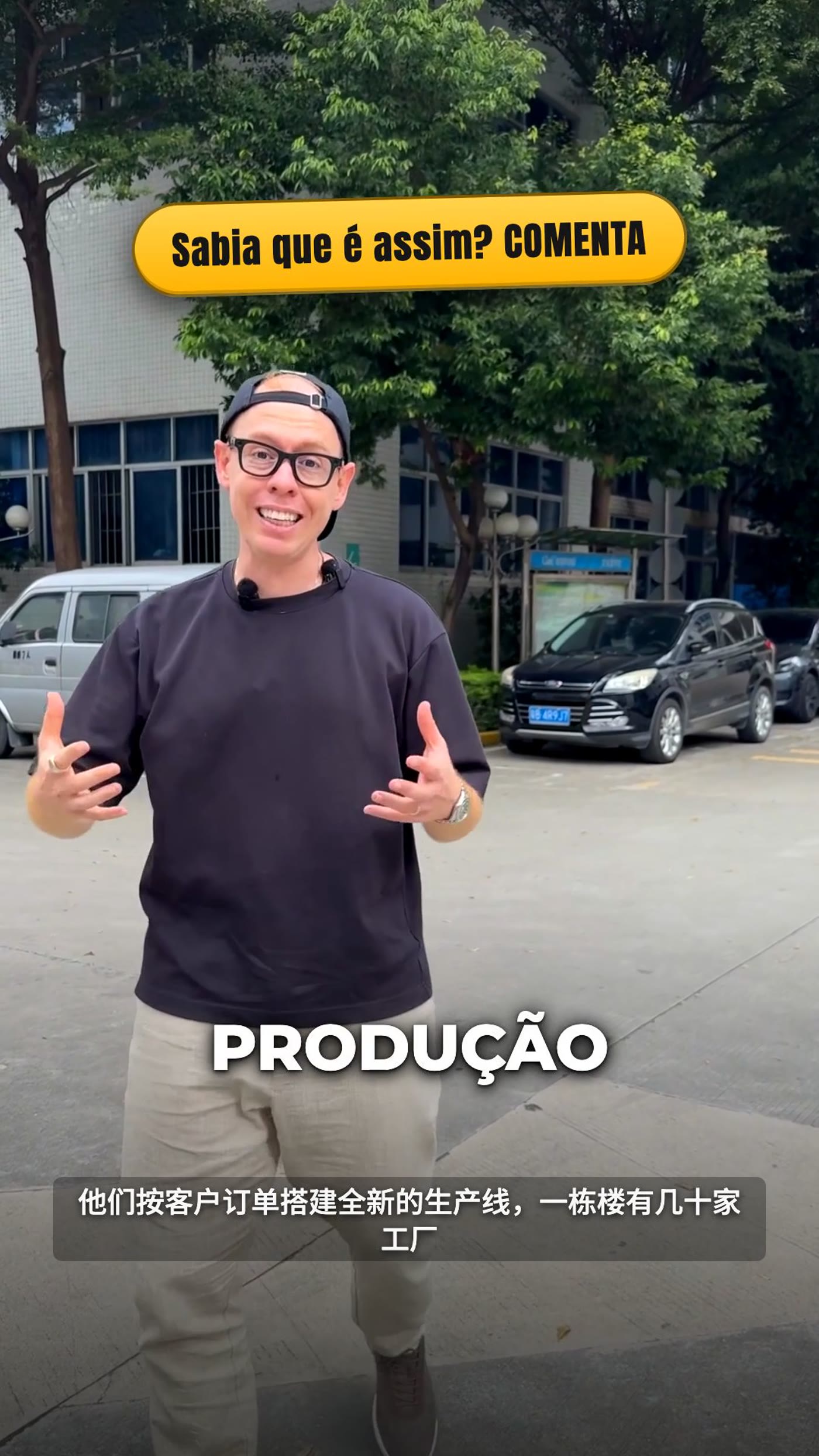 O intérprete muda o seu lugar na mesa
