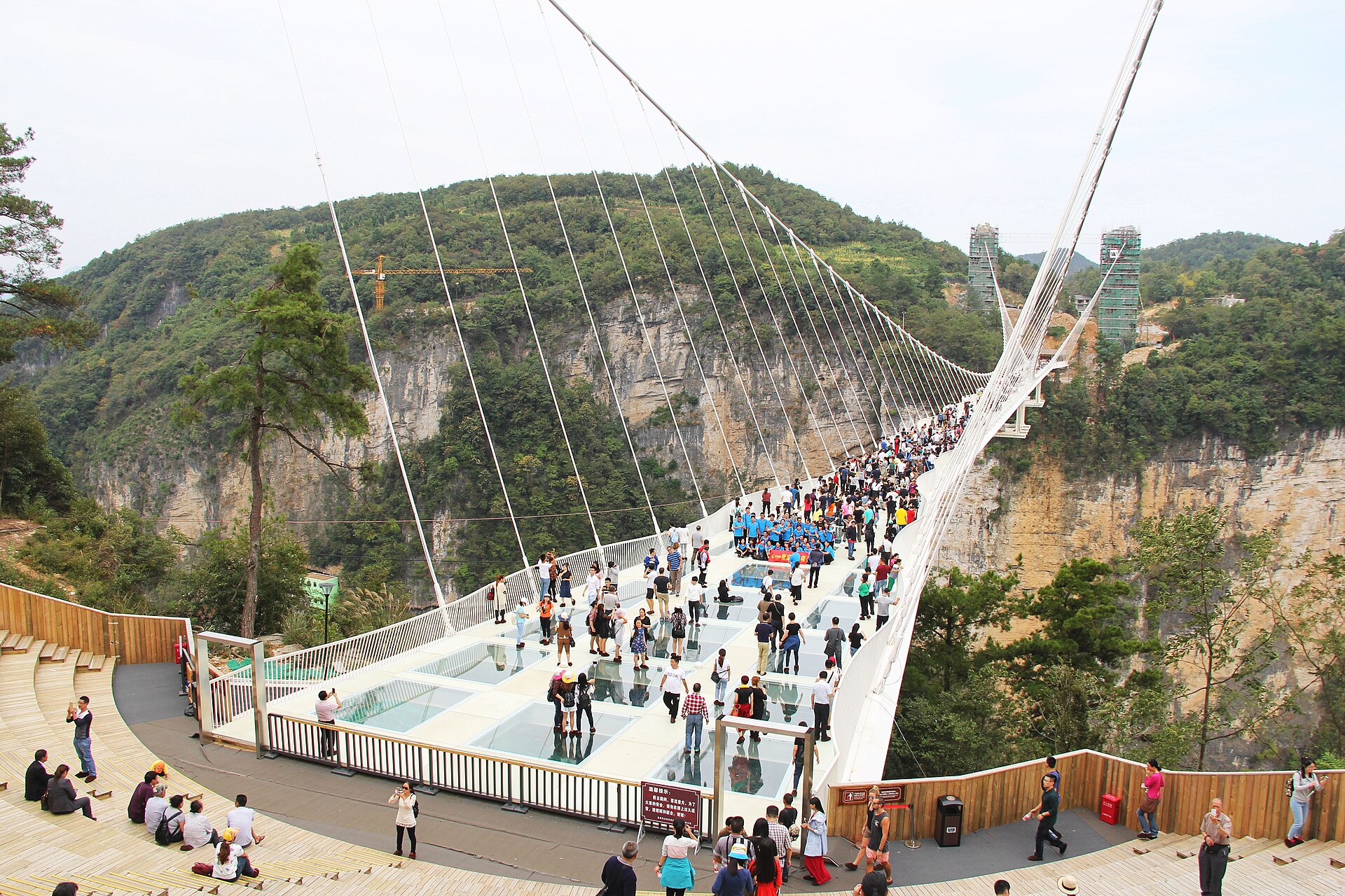 A ponte de vidro a 300 metros de altura na China